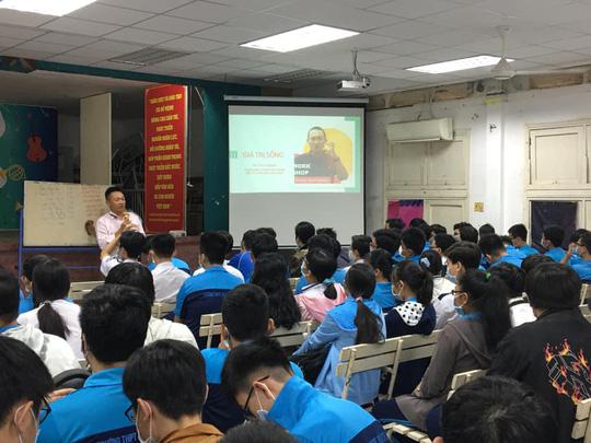 HS Trường THPT Bùi Thị Xuân trong một giờ học tập ngoại khoá. Ảnh: Facebook nhà trường