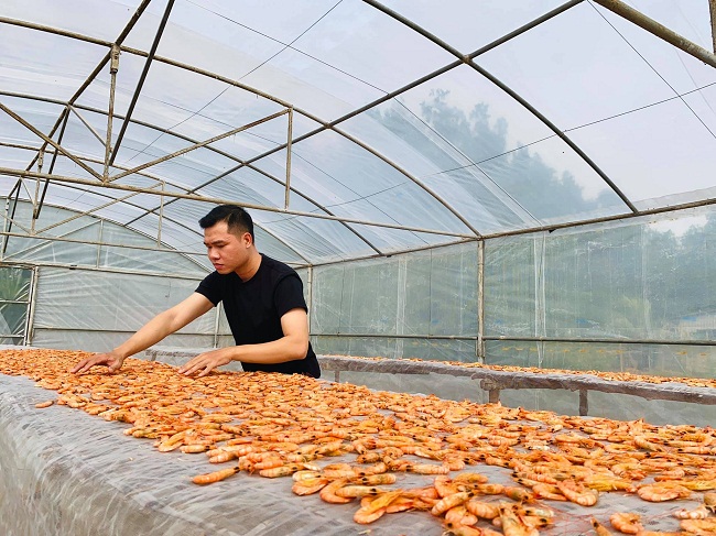 Sau 4 năm, những sản phẩm từ con tôm rừng của anh đã được nhiều người biết đến