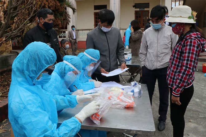 Lực lượng y tế tỉnh Hải Dương lấy mẫu xét nghiệm cho người dân.