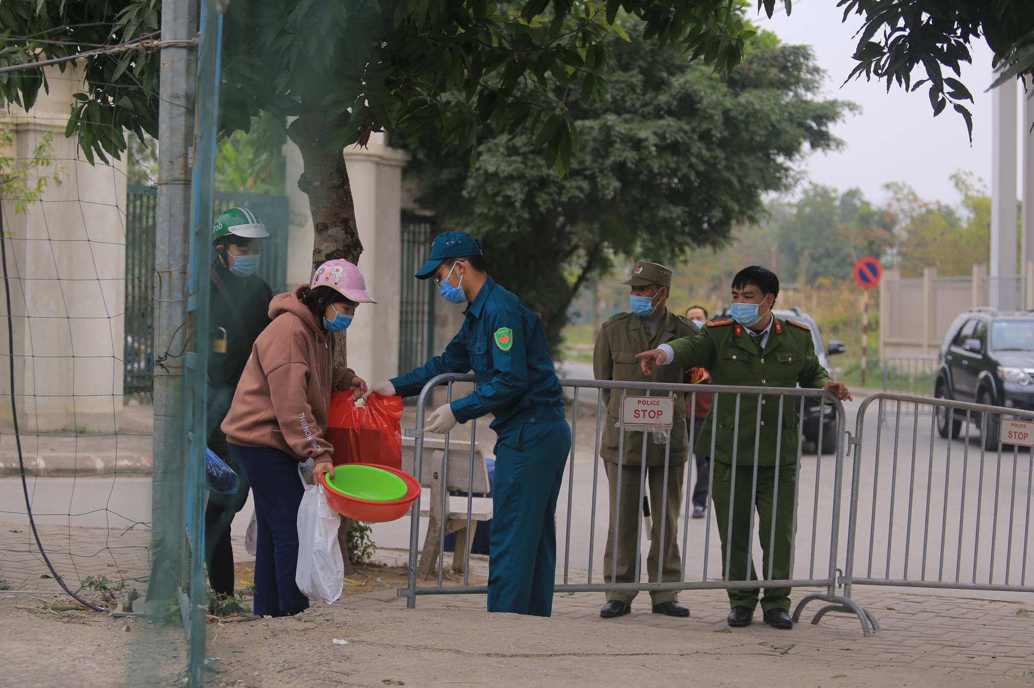 Lực lượng chức năng lập chốt tại trường Tiểu học Xuân Phương (Nam Từ Liêm, Hà Nội).