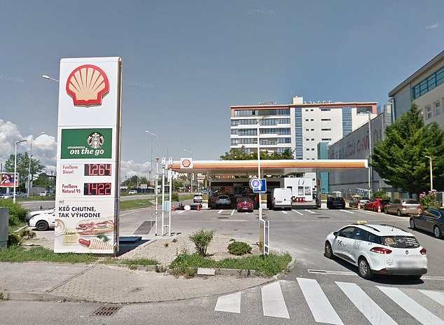Trạm xăng ngoại ô Bratislava – hiện trường xảy ra vụ bắt cướp “có một không hai” (ảnh: Daily Mail)