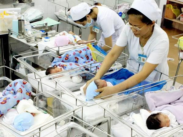 Phụ nữ sinh đủ hai con trước 35 tuổi ở 21 tỉnh, thành có mức sinh thấp sẽ được thưởng tiền hoặc hiện vật. Ảnh minh họa