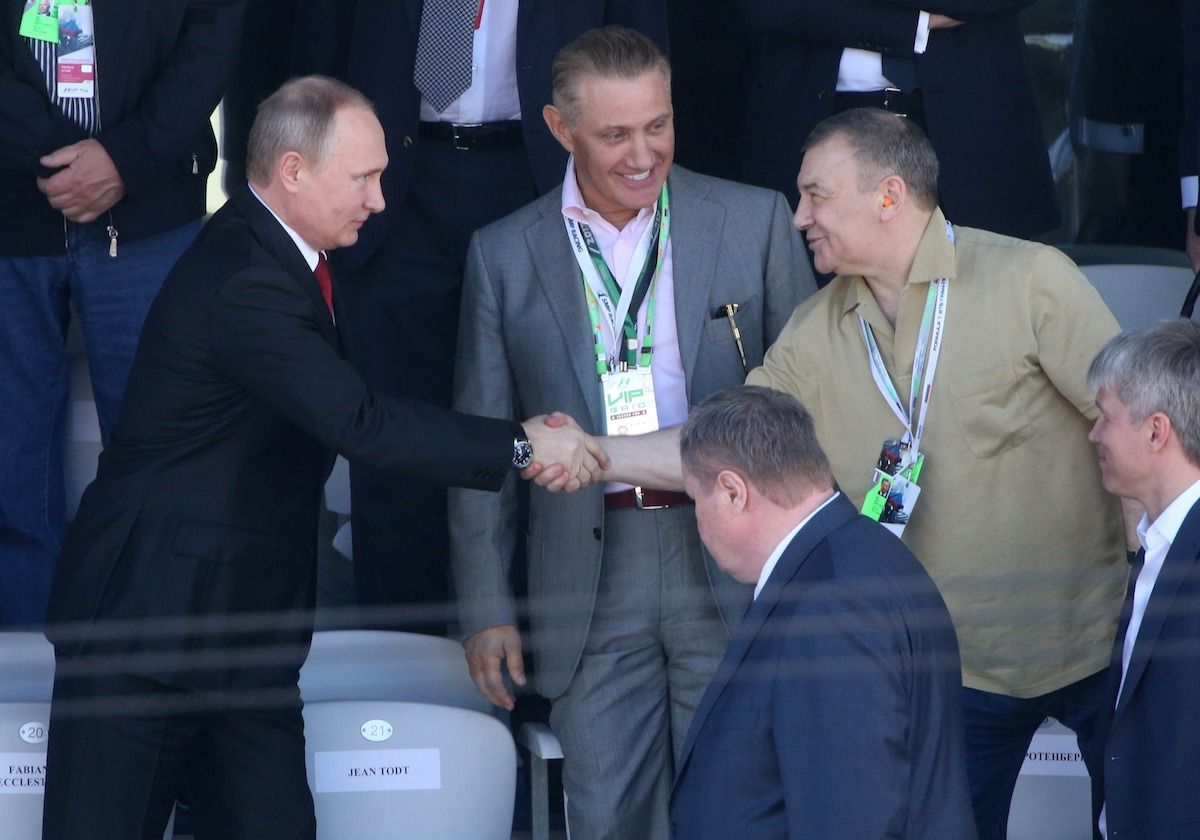 Arkady Rotenberg bắt tay với ông Putin.