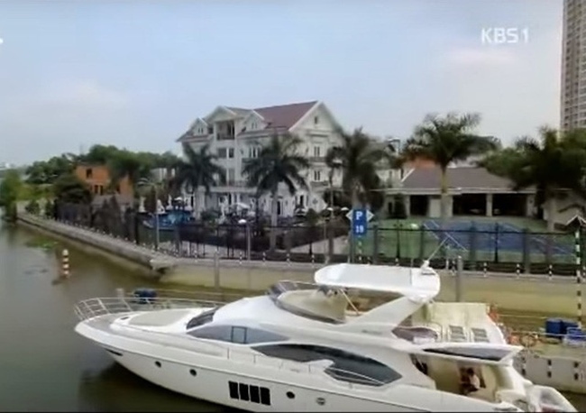 Du thuyền Azimut 70 thuộc sở hữu của gia đình Johnathan Hạnh Nguyễn là một trong những chiếc du thuyền hạng sang bậc nhất Sài Gòn với mức giá 4 triệu USD, tương đương với hơn 84 tỷ đồng.
