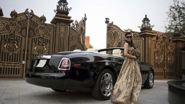 Nữ doanh nhân nổi tiếng sở hữu chiếc siêu xe Rolls-Royce Phantom có giá lên đến 40 tỷ đồng. Trong bài phỏng vấn với báo Guardian của Anh, doanh nhân Thủy Tiên đã tiết lộ, trong gara biệt thự của gia đình bà xuất hiện nhiều chiếc xe siêu sang. Đó là 3 xe Rolls-Royce phiên bản khác nhau, một chiếc Bentley và thêm một chiếc thuộc dòng SUV hạng sang.
