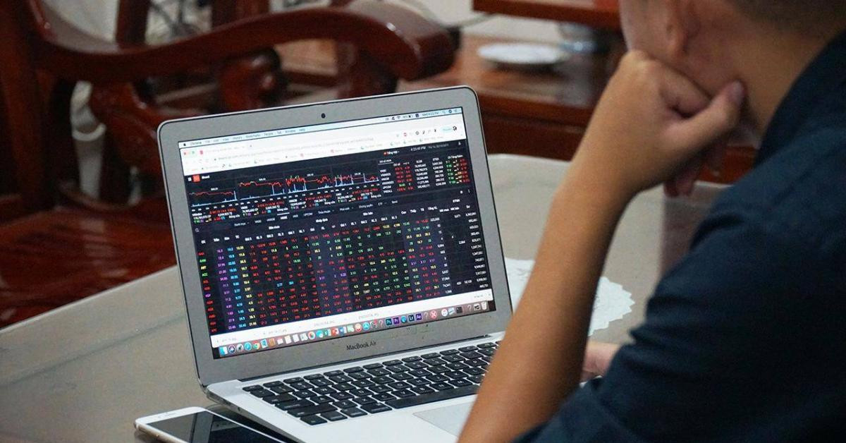 Kinh doanh - Nhà đầu tư lao đao vì “chơi” chứng khoán theo phong trào