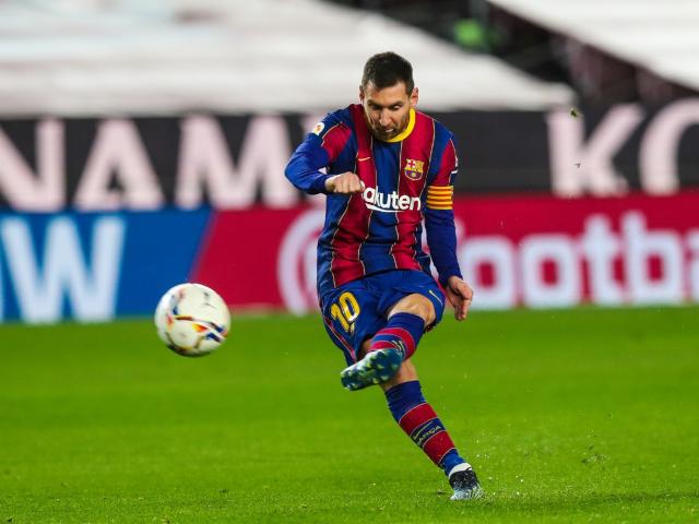 Messi lập siêu phẩm đá phạt, cán mốc lịch sử giữa lùm xùm với Barca