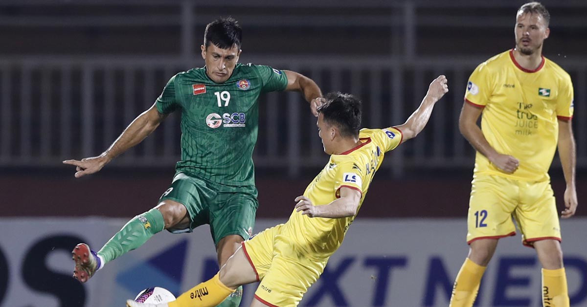 Vòng 3 hiếm hoi bóng lăn trên sân Thống Nhất giữa Sài Gòn FC - SL Nghệ An với điều kiện bắt buộc là không có khán giả. Ảnh: PHƯƠNG NGHI&nbsp;