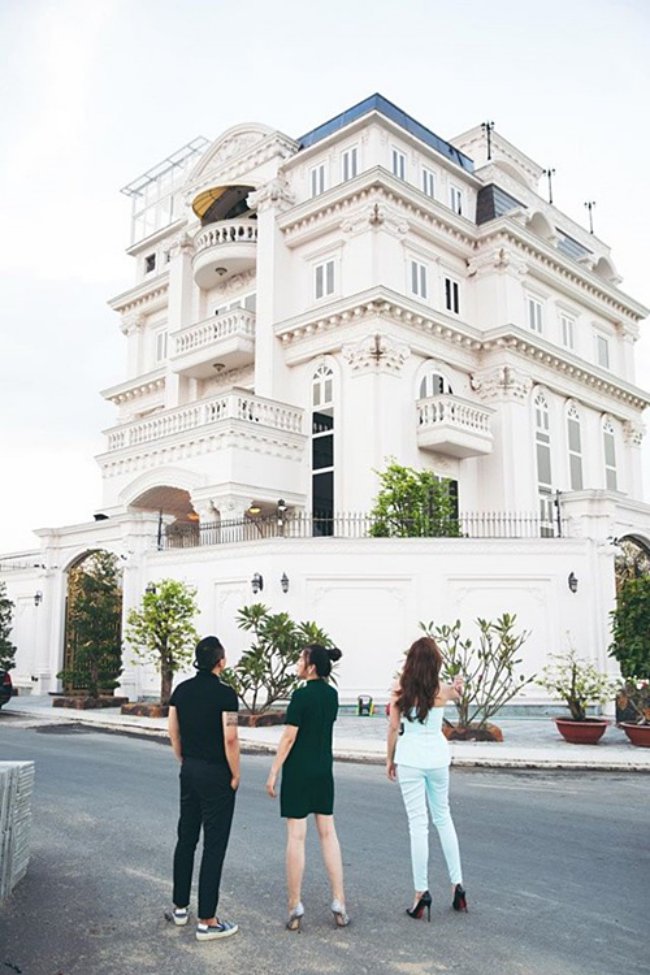 Nơi ở hiện tại của Lý Nhã Kỳ là căn biệt thự triệu đô như lâu đài ở TPHCM.
