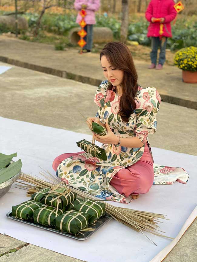 Á hậu Thụy Vân diện áo dài duyên dáng tất bật chạy show Tết - 1
