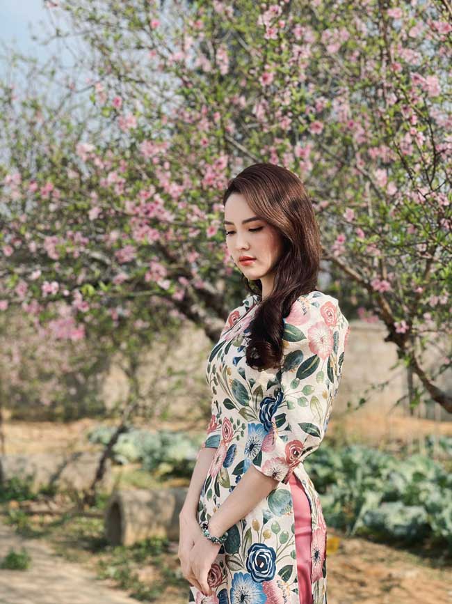 Á hậu Thụy Vân diện áo dài duyên dáng tất bật chạy show Tết - 2