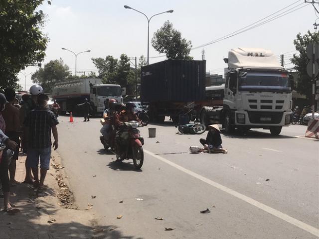 Tin tức trong ngày - Bình Dương: 2 ông cháu tử vong sau va chạm với xe tải