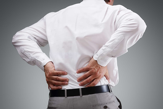 Đau lưng không đứng thẳng được là triệu chứng của thoái hóa cột sống
