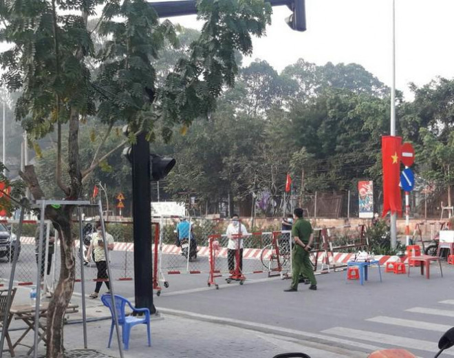 Cơ quan chức năng phong tỏa tuyến đường ở TP Thủ Dầu Một (ảnh: Hương Chi/Tiền Phong)