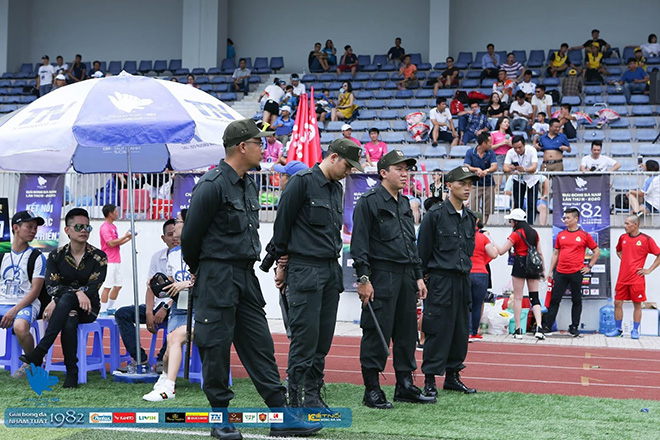 Đội ngũ nhân viên Công ty CP Dịch vụ Bảo vệ Samurai bảo vệ giải đấu bóng đá.