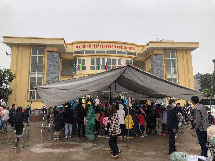 Lực lượng y tế lấy mẫu xét nghiệm cho học sinh trường tiểu học Xuân Phương (Nam Từ Liêm, Hà Nội).