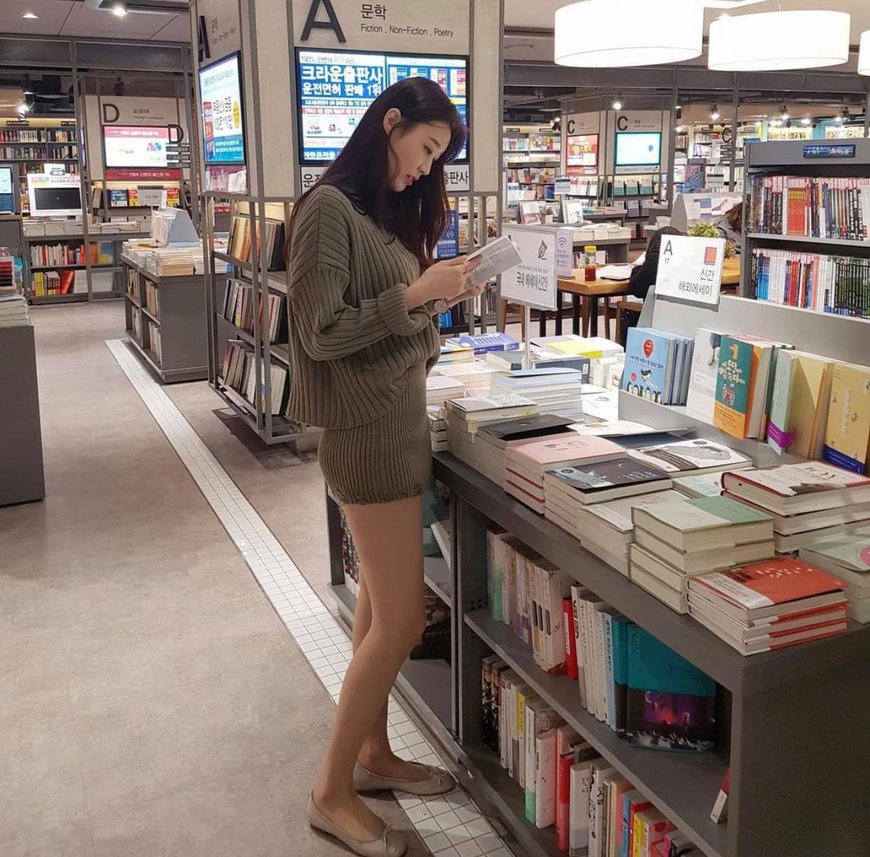 Người đẹp Hàn Quốc &#34;gặp hoạ&#34; trong siêu thị, nhà sách vì váy áo ngắn chẳng tày gang - 3
