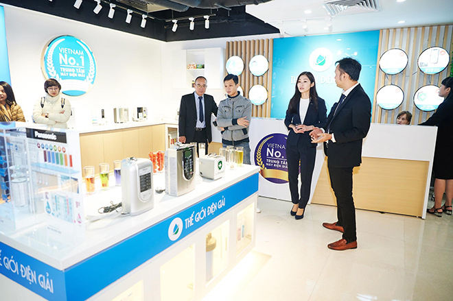 Khách hàng tham quan và trải nghiệm máy lọc nước ion kiềm cao cấp