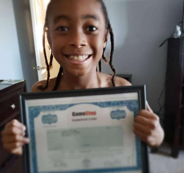 Vào tháng 12 năm 2019, Jaydyn, khi đó 8 tuổi, đang mua các trò chơi giảm giá tại GameStop và mong muốn có được một chiếc Xbox One. Theo dõi sự nhiệt tình của con trai mình đối với trò chơi điện tử để dạy con về cách đầu tư, mẹ của Jaydyn, bà Nina Carr, đã quyết định hướng dẫn con đầu tư vào 10 cổ phiếu của GameStop với giá 6,19 USD một cổ phiếu để làm quà tặng trong dịp lễ Kwanzaa.