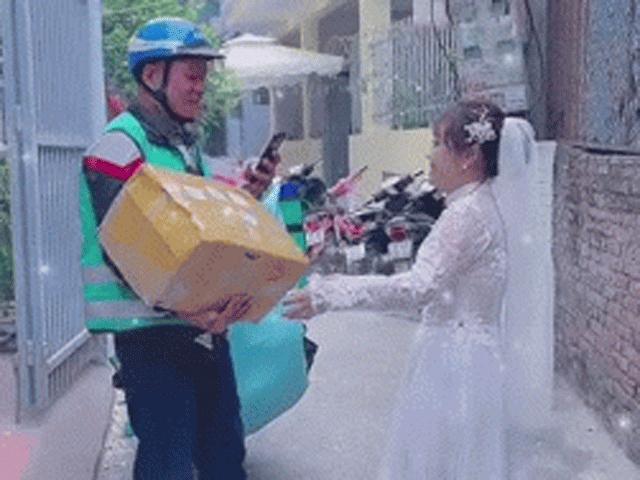 Bạn trẻ - Cuộc sống - Clip: Cô dâu mặc váy cưới ra nhận hàng ship khiến dân tình thích thú