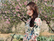 Á hậu Thụy Vân diện áo dài duyên dáng tất bật chạy show Tết