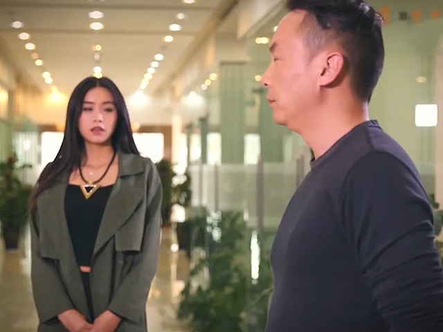 Video Clip Cười - Nữ nhân viên xinh đẹp muốn "độn thổ" chỉ vì hiểu nhầm ý sếp