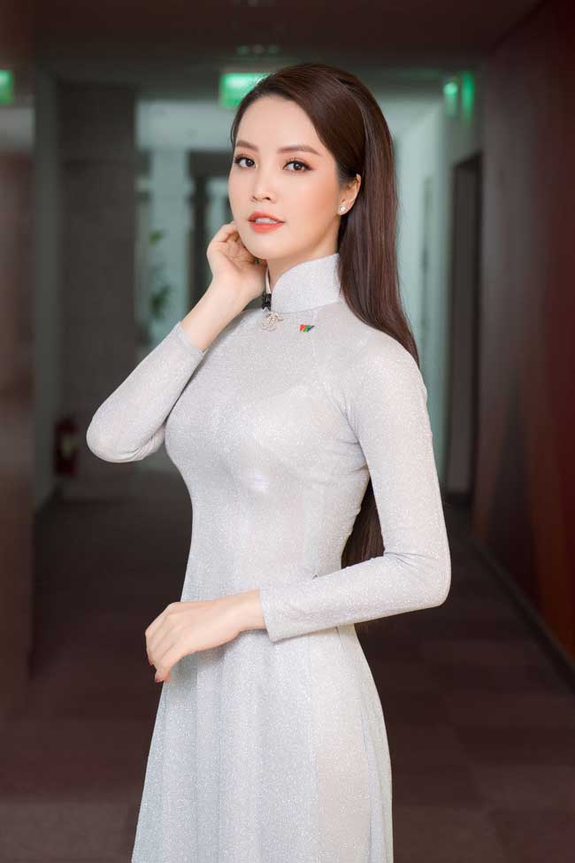 Á hậu Thụy Vân diện áo dài duyên dáng tất bật chạy show Tết - 3