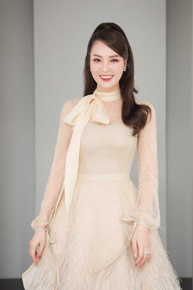 Á hậu Thụy Vân diện áo dài duyên dáng tất bật chạy show Tết - 8