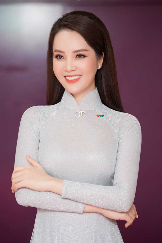 Á hậu Thụy Vân diện áo dài duyên dáng tất bật chạy show Tết - 5