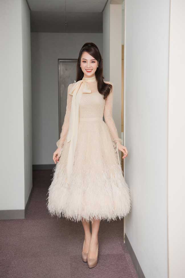 Á hậu Thụy Vân diện áo dài duyên dáng tất bật chạy show Tết - 9