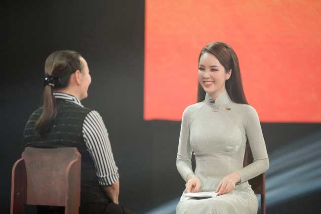 Á hậu Thụy Vân diện áo dài duyên dáng tất bật chạy show Tết - 7