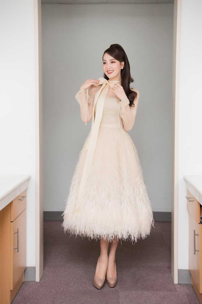 Á hậu Thụy Vân diện áo dài duyên dáng tất bật chạy show Tết - 10