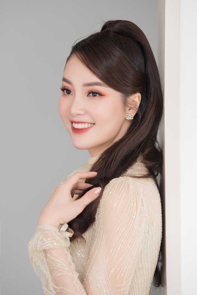 Á hậu Thụy Vân diện áo dài duyên dáng tất bật chạy show Tết - 11