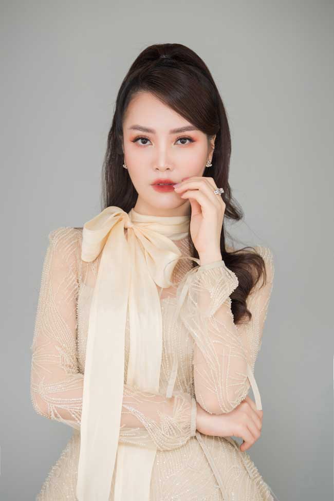 Á hậu Thụy Vân diện áo dài duyên dáng tất bật chạy show Tết - 12