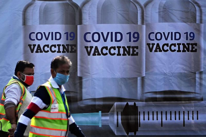 Người dân Nam Phi đi ngang qua một bảng tuyên truyền về vaccine COVID-19 ở thủ đô&nbsp;Cape Town hồi tháng 1-2021. Ảnh: AP