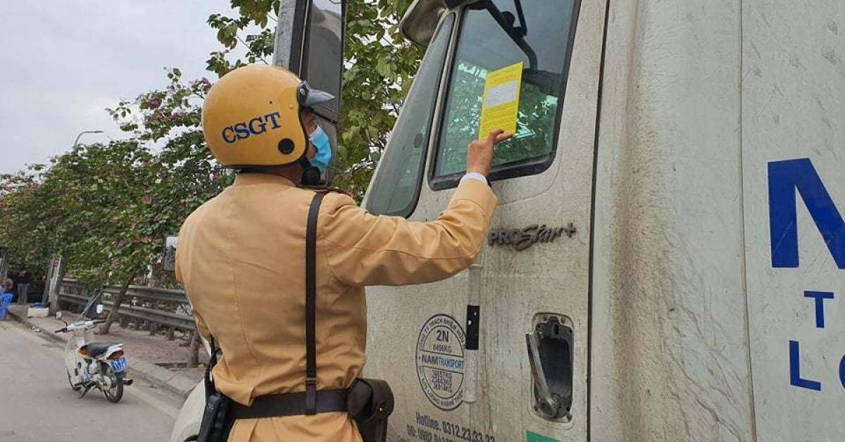 Tin tức trong ngày - CSGT gọi loa, dán phạt nguội hàng loạt ô tô đỗ trên đường Ngọc Hồi