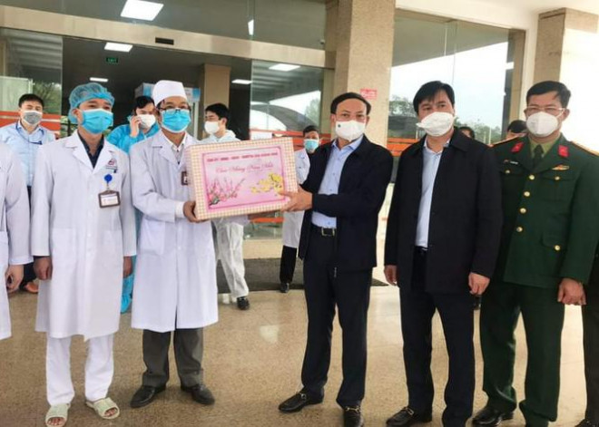 Bí thư tỉnh Ủy Quảng Ninh tặng quà cán bộ nhân viên y tế Đông Triều