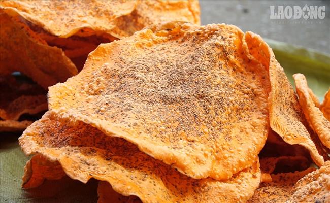 Bánh đa gấc Kẻ Sặt là một đặc sản không thể bỏ qua khi ghé thăm Hải Dương. Bánh gồm những nguyên liệu giản dị như gạo, đường, vừng, lạc, dừa thái mỏng và gừng tươi.

