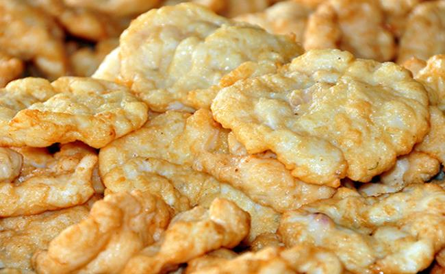 Quảng Ninh không chỉ nổi tiếng với các danh lam thắng cảnh mà còn có rất nhiều các món ngon trứ danh, trong đó nổi “đình đám” nhất chắc chắn là món chả mực Hạ long.
