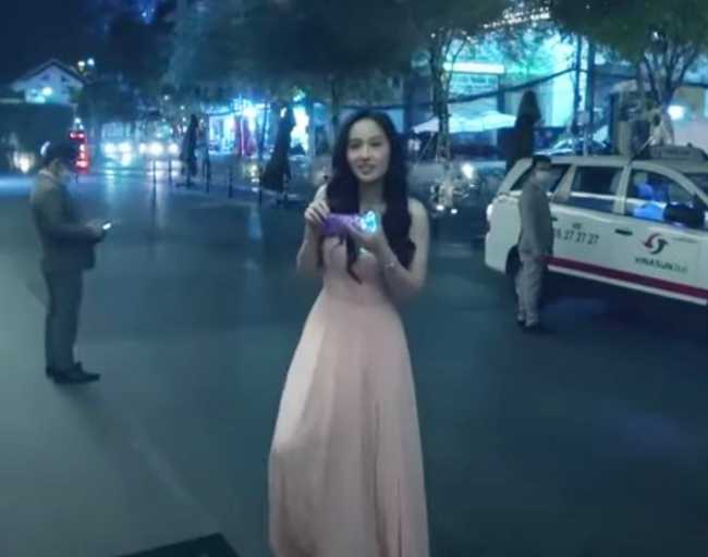 Đặc biệt, 1 clip ngắn ghi lại cận cảnh vóc dáng và nhan sắc của Mai Phương Thúy khi tham gia lễ cưới. Dù được quay dưới camera thường nhưng vóc dáng của nàng hậu vẫn vô cùng thon thả đáng ngưỡng mộ.
