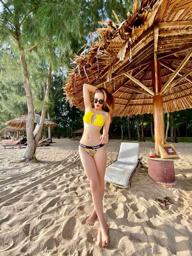 Bởi thế nên cô không ngại khoe ảnh bikini nuột nà như thế này. 
