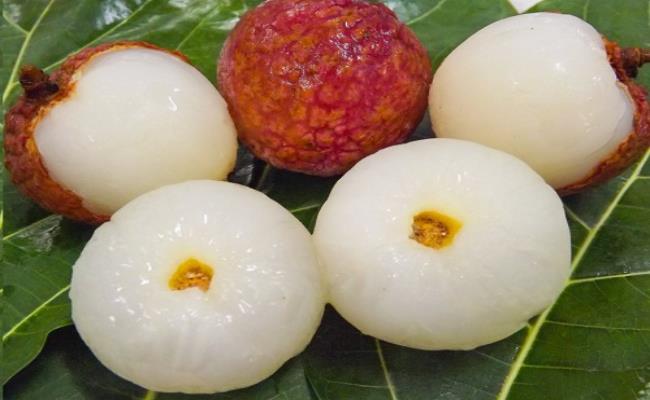 So với những năm trước, vải được mùa và được giá hơn. Vải thiều chín sớm có mức giá luôn ổn định ở mức 60.000 đồng/kg
