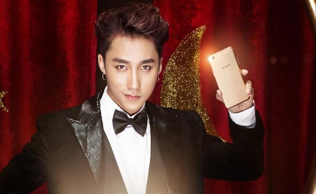 Sơn Tùng vốn là một “fan ruột” của hãng Saint Laurent. Anh đã chi ra hàng tỷ đồng chỉ để sắm trang phục và hàng chục triệu đồng cho các phụ kiện như giày, kính, áo vest… từ thương hiệu này.&nbsp;
