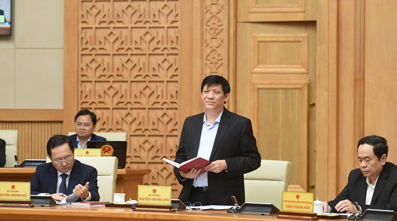 Bộ trưởng Bộ Y tế Nguyễn Thanh Long báo cáo tình hình phòng chống dịch COVID-19 tại phiên họp. Ảnh: VGP
