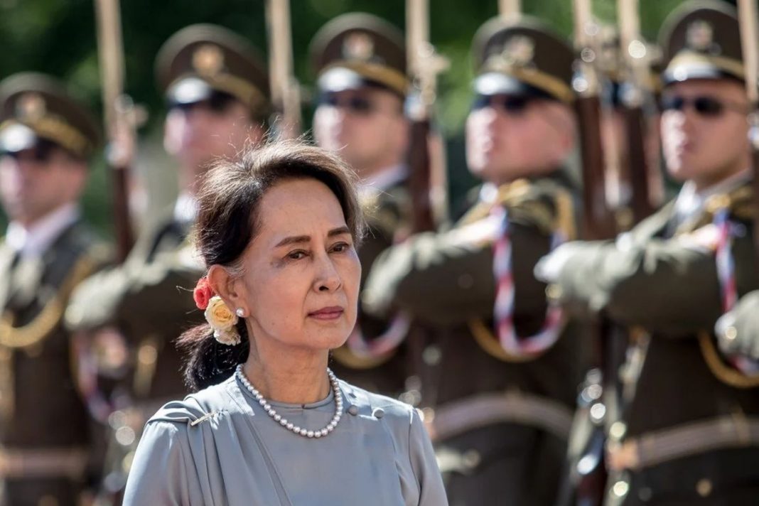 Bà Aung San Suu Kyi – nữ lãnh đạo Myanmar – có thể bị quân đội quản thúc tại gia cho đến cuối đời, theo chuyên gia (ảnh: Guardian)
