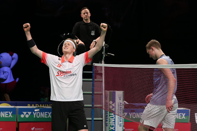 Trận cầu lông giữa hai tay vợt có tổng chiều cao cao nhất thế giới Antonsen (áo trắng, 1m88) và Axelsen (phải, 1m94)