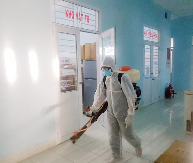 Trung tâm Y tế huyện Tuy Phước, Bình Định phun thuốc khử khuẩn phòng, chống dịch Covid 19 (Ảnh Thùy Vy)
