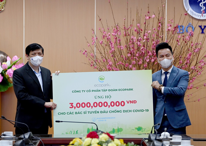 Ông Trần Quốc Việt – Tổng Giám đốc Ecopark (bên phải) trao tặng 3 tỷ đồng cho các bác sĩ tuyến đầu chống dịch Covid-19