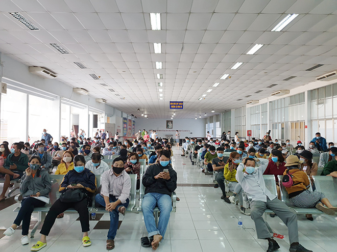 Ngày 2/2 (21 tháng Chạp), hàng trăm hành khách đến ga Sài Gòn (quận 3, TP.HCM) trả vé tàu Tết do tình hình dịch bệnh COVID-19 phức tạp.