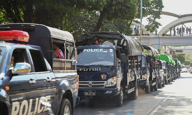 Lực lượng an ninh Myanmar hiện diện thường trực trên đường phố sau khi quân đội nắm quyền kiểm soát.